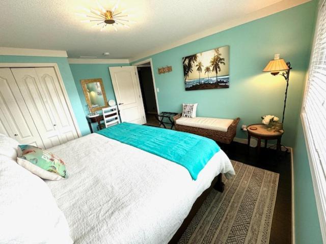 The Blue House Bed And Breakfast Lake Country エクステリア 写真